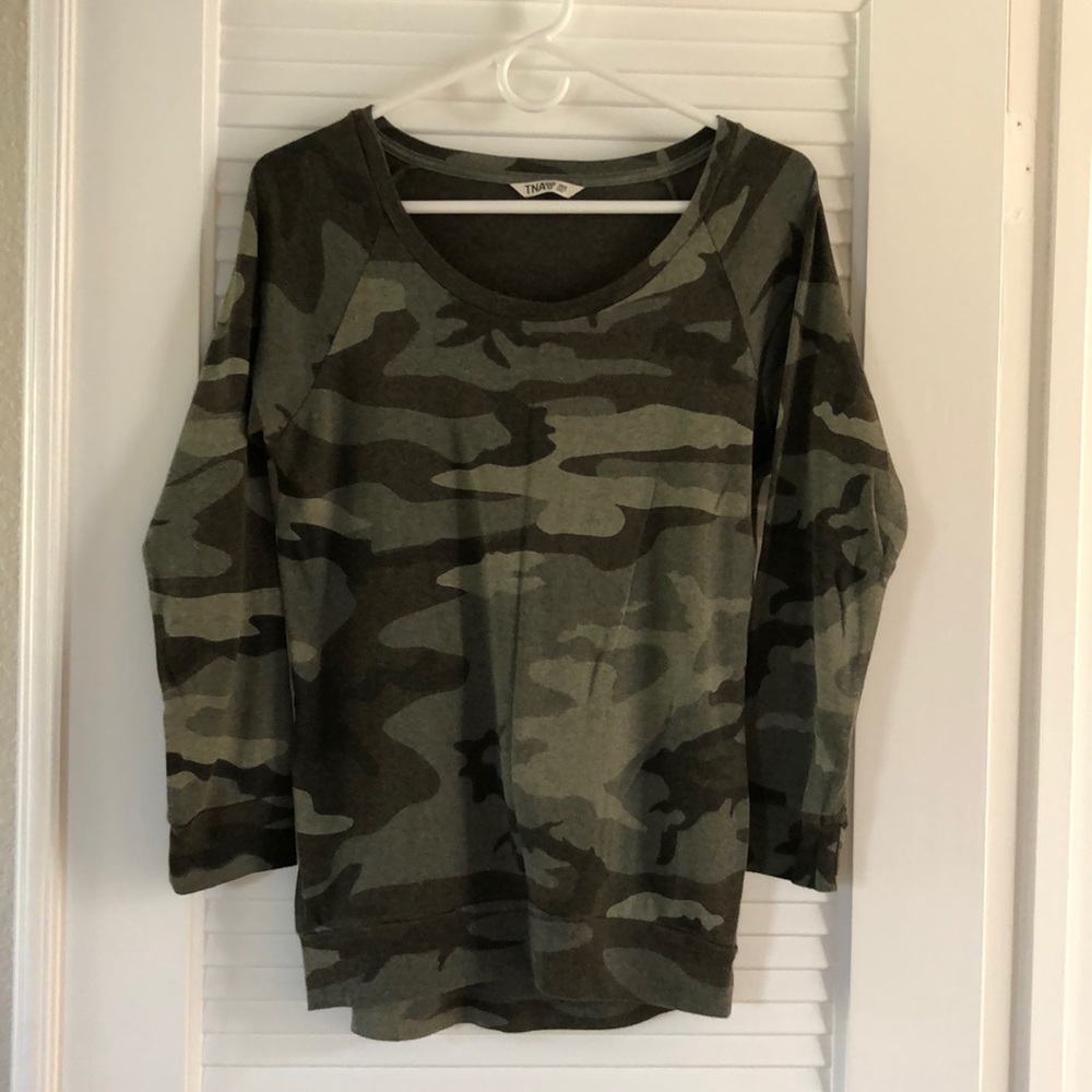 Aritzia TNA camo long sleeve tee top